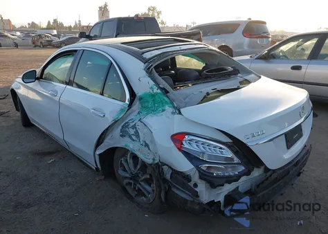 2016 Mercedes-Benz C 300 z USA, uszkodzony, nr VIN 55SWF4JB8GU105640